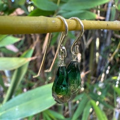Pendientes de turmalina tricolor brasileña en forma de briolette, en oro de 14K, de Eytan Brandes