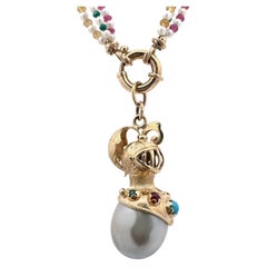 Pendentif « Sir Pearls-a-Lot » en perles de Tahiti, en or 14 carats, avec collier en perles Akoya et pierres précieuses
