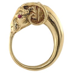 Bague de bélier figurative néo-étrusque en or jaune 18 carats avec yeux en rubis