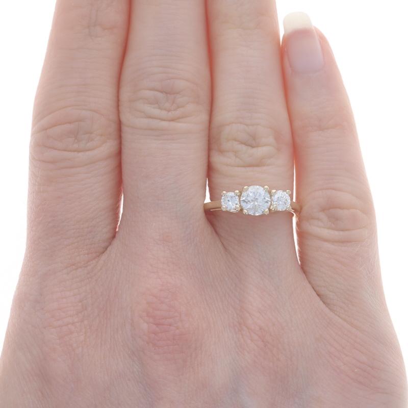 Taille ronde Bague de fiançailles à trois pierres en or jaune - 14k Round Brilliant 1.12ctw en vente