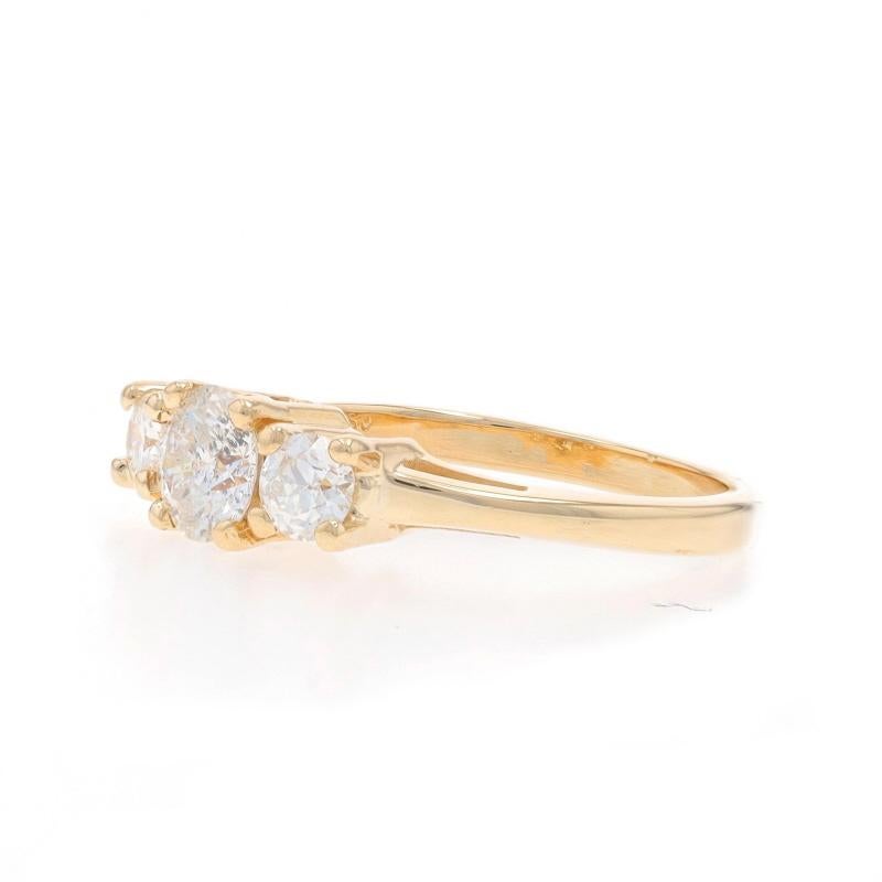 Bague de fiançailles à trois pierres en or jaune - 14k Round Brilliant 1.12ctw Excellent état - En vente à Greensboro, NC