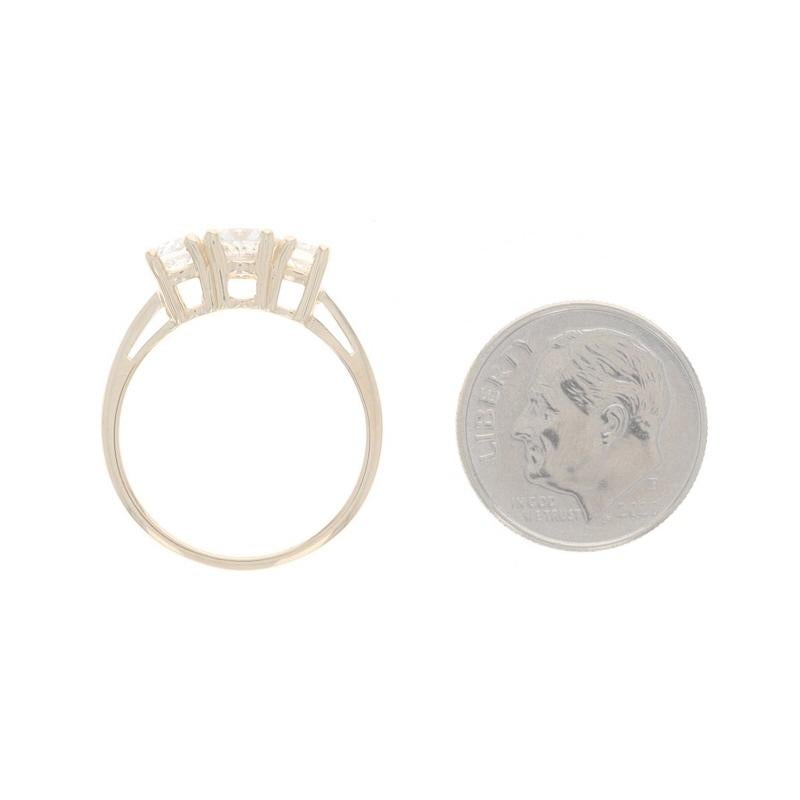 Bague de fiançailles à trois pierres en or jaune - 14k Round Brilliant 1.12ctw en vente 1