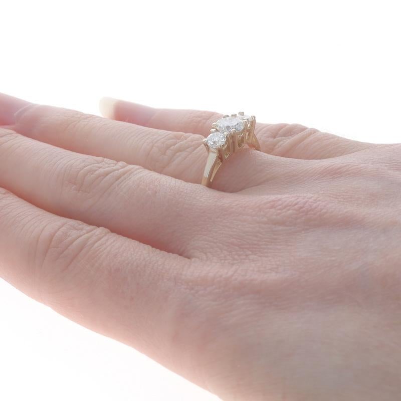 Bague de fiançailles à trois pierres en or jaune - 14k Round Brilliant 1.12ctw Pour femmes en vente