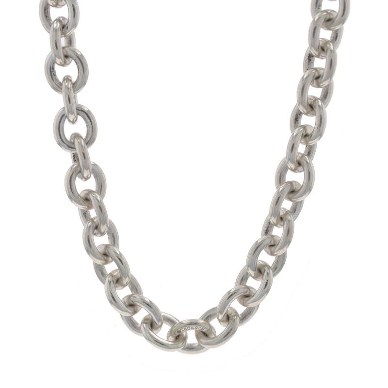 Prix de détail : 800

Marque : Tiffany & Co.
Design :  Collier à maillons ovales

Contenu métallique : Argent sterling

Style de chaîne : Câble
Style du collier : Chaîne
Type de fermeture : Fermoir à griffe de homard

Mesures

Longueur : 18