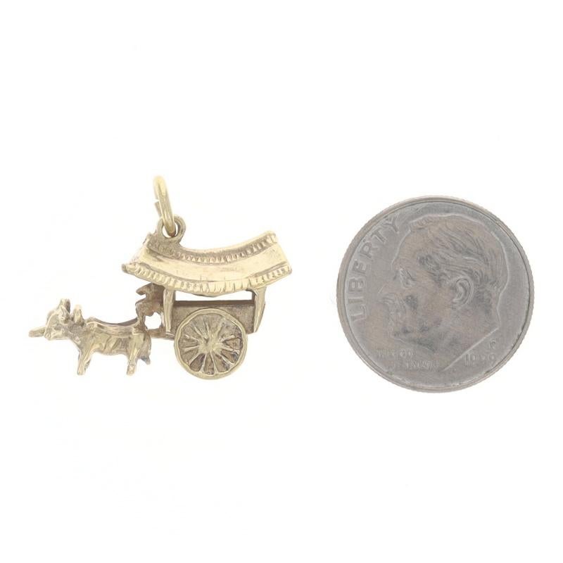 Charm en or jaune avec charrette tirée par des bœufs - 14k Transportation Unisexe en vente