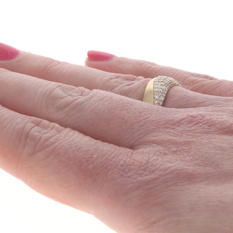 Bracelet ondulé en or jaune avec diamant - Bague asymétrique en or jaune 14k avec diamant rond brillant de 0,50ctw Pour femmes en vente