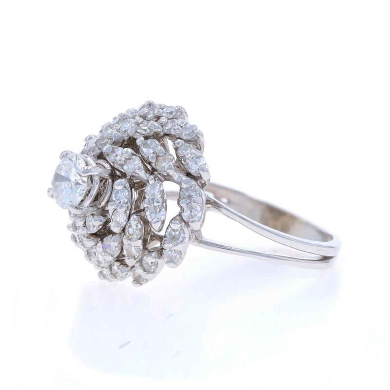 Anello Cocktail con Cluster di Diamanti in Oro Bianco - 14k Brillante Rotondo 1.80ctw In condizioni ottime in vendita a Greensboro, NC