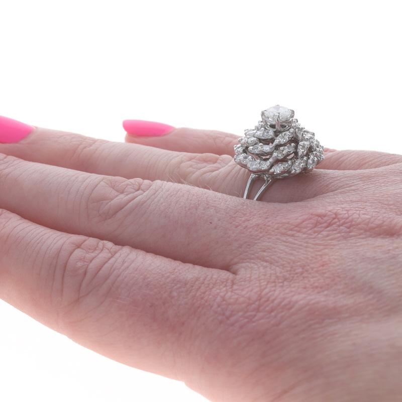 Donna Anello Cocktail con Cluster di Diamanti in Oro Bianco - 14k Brillante Rotondo 1.80ctw in vendita