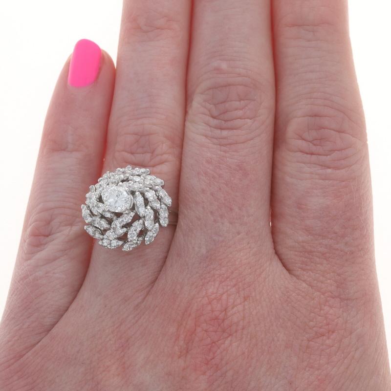 Taglio rotondo Anello Cocktail con Cluster di Diamanti in Oro Bianco - 14k Brillante Rotondo 1.80ctw in vendita