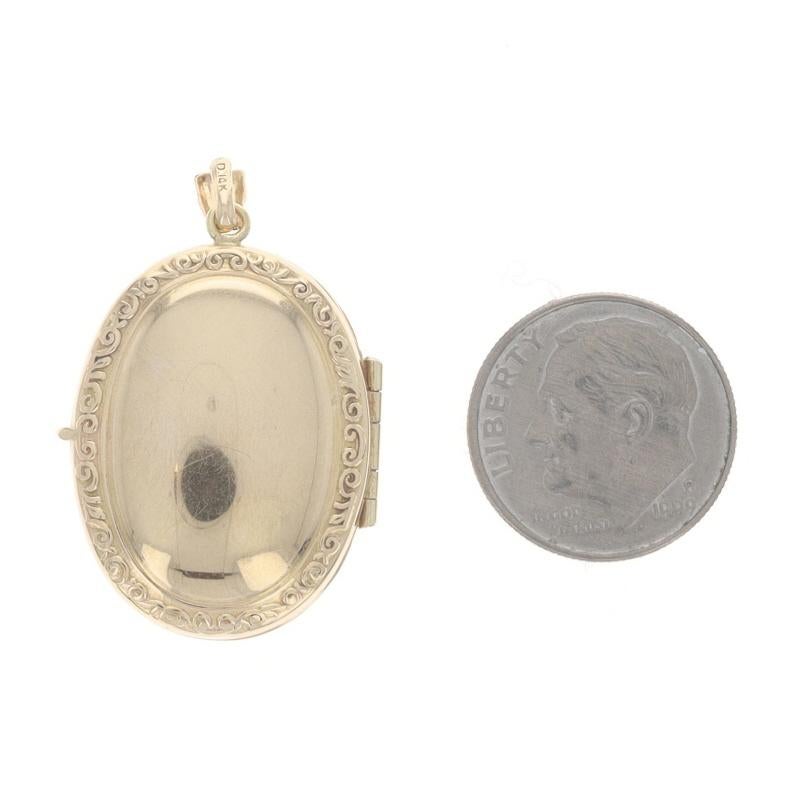 Pendentif médaillon en or jaune - 14k Two Frames en vente 1