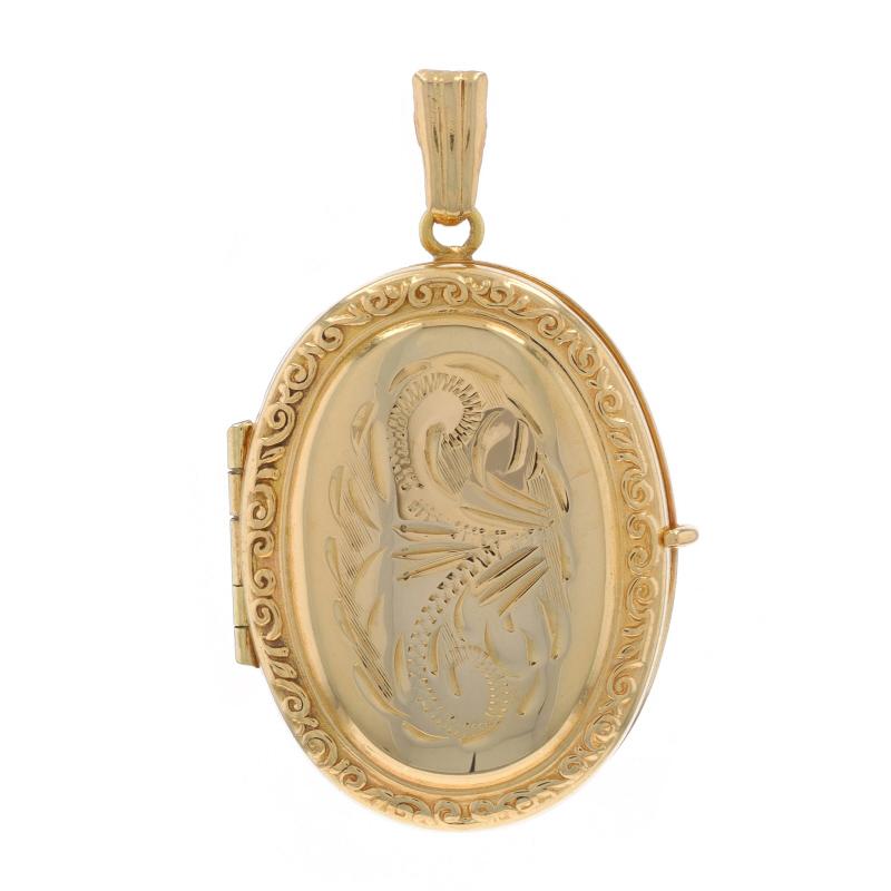 Contenu du métal : Or jaune 14k

Style : Médaillon
Caractéristiques : Bordure à volutes et détails gravés

Mesures

Hauteur (à partir de l'attache fixe) : 1 5/32