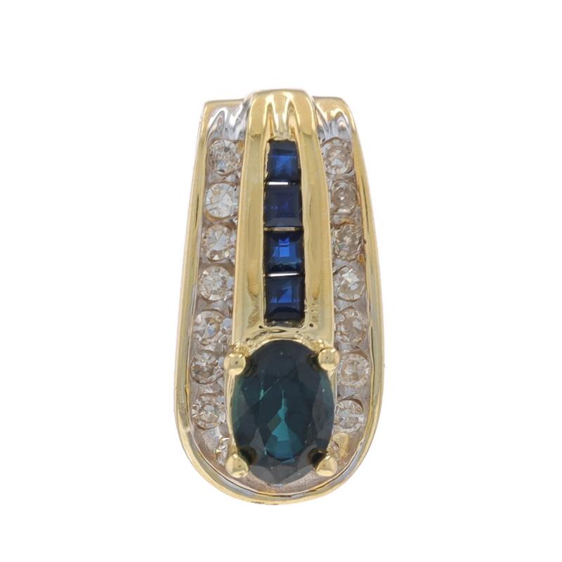 Contenu métallique : Or jaune 14k et or blanc 14k

Informations sur les pierres

Saphirs naturels
Traitement : Chauffage
Carat(s) : .80ctw
Coupe : Ovale et carré

Diamants naturels
Carat(s) : .17ctw
Coupe : Simple
Couleur : J - K.
Clarté : SI2 -