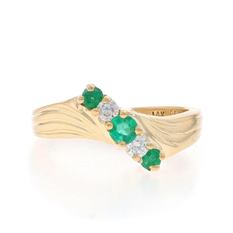 Taille : 5
Frais de taille : Up&Up 2 tailles pour $40 ou Down 1 taille pour $40

Contenu du métal : Or jaune 14k

Informations sur les pierres

Émeraudes naturelles
Traitement : Huilage
Carat(s) : .24ctw

Diamants naturels
Carat(s) : .10ctw
Coupe :