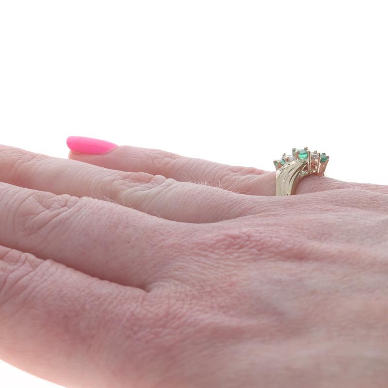 Bague bypass en or jaune avec émeraude et diamant à cinq pierres - 14k .34ctw Waterfall Pour femmes en vente