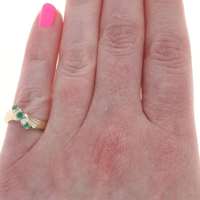 Taille émeraude Bague bypass en or jaune avec émeraude et diamant à cinq pierres - 14k .34ctw Waterfall en vente