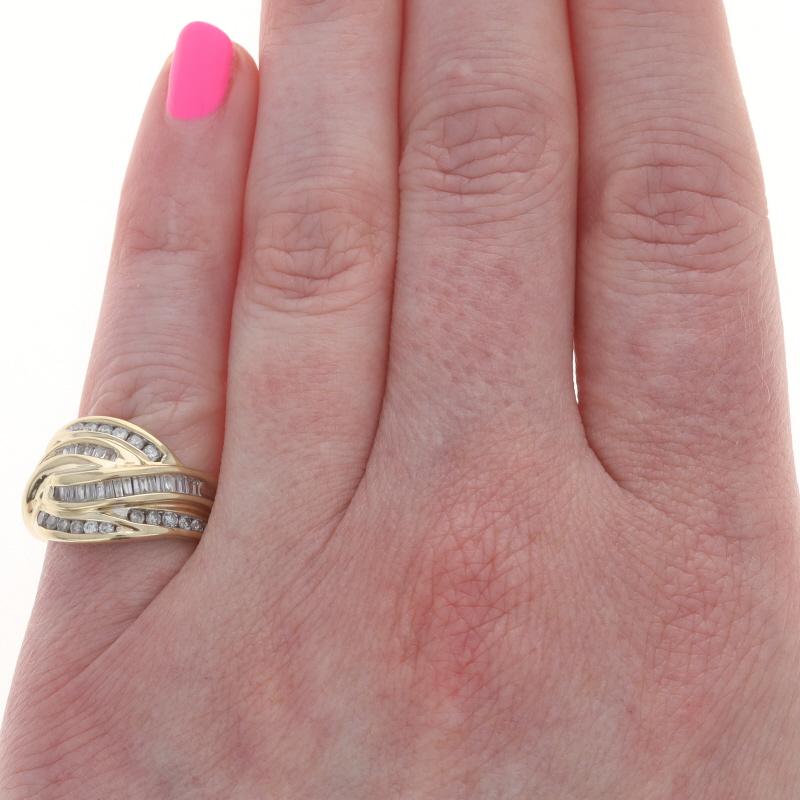 Gelbgold Diamant Cluster Bypass Band - 14k Runde Baguette 1,00ctw Ring (Rundschliff) im Angebot