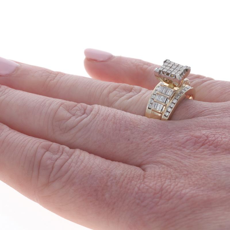 Donna Anello cocktail con cluster di diamanti in oro giallo - 14k Princess Baguette Round 1.00ctw in vendita