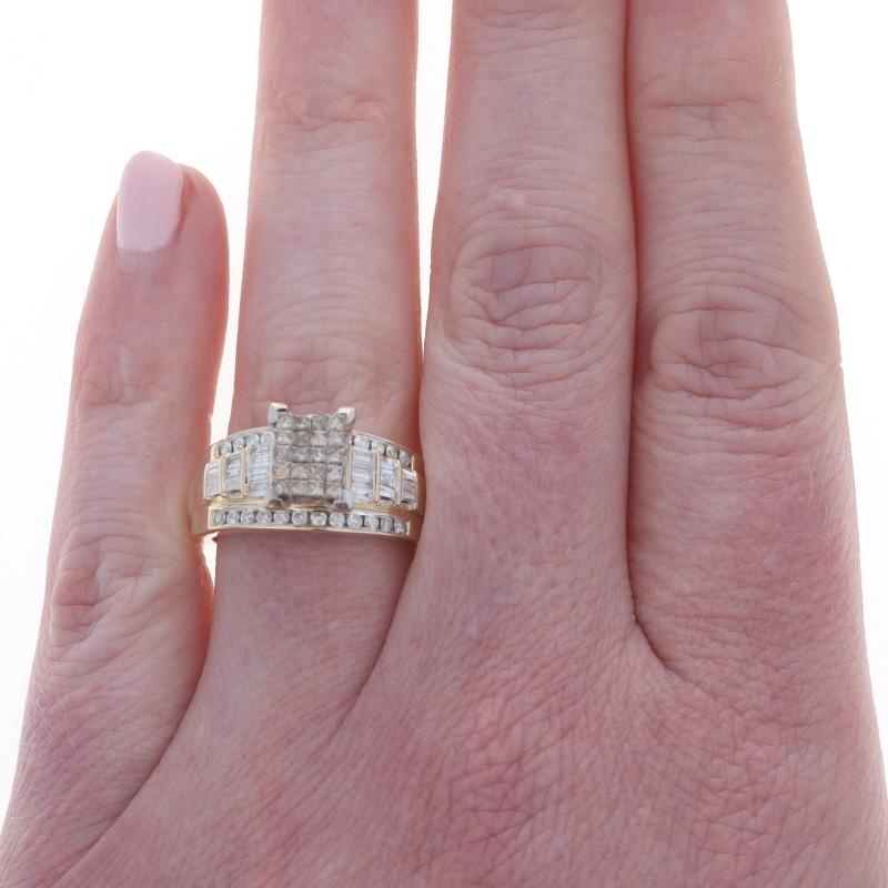 Taglio rotondo Anello cocktail con cluster di diamanti in oro giallo - 14k Princess Baguette Round 1.00ctw in vendita
