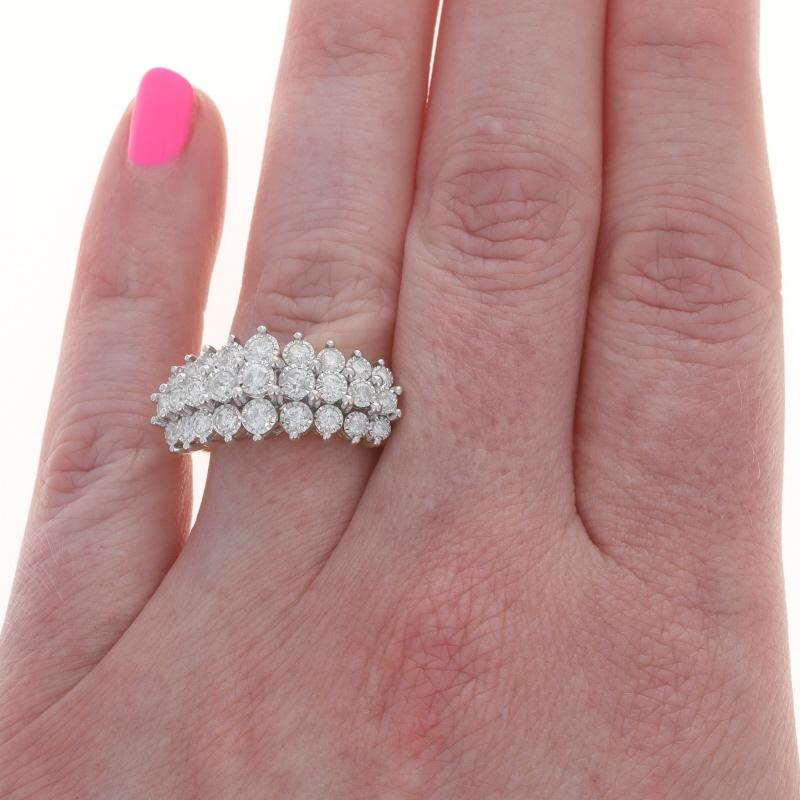 Gelbgold Diamond Tiered Cluster Ring - 14k Runde Brillant 1,00ctw (Rundschliff) im Angebot