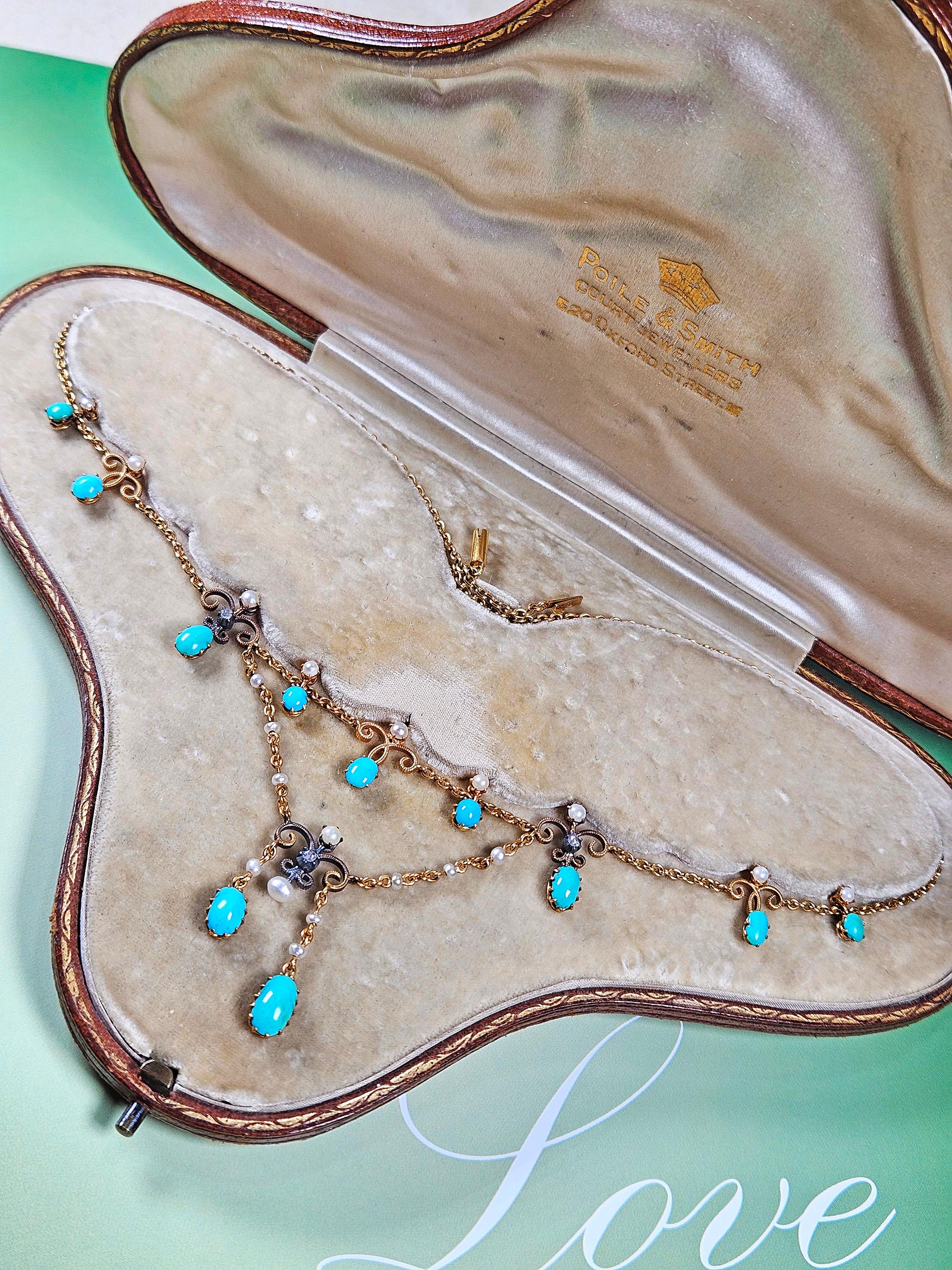 1870 Collar antiguo de oro amarillo de 15 ct con turquesas, perlas y diamantes, con caja original.
¡Adecuado para una princesa! Esta joya tan bonita y romántica es uno de los collares victorianos más bonitos que hemos visto. El diseño es