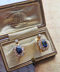 Boucles d'oreilles vintage de style édouardien, en or 18 carats, ornées d'un ensemble de saphirs bleus certifiés GIA totalisant 4,90 carats, non traités thermiquement