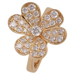 Anillo con flor de diamantes en pavé de oro amarillo de 18 quilates