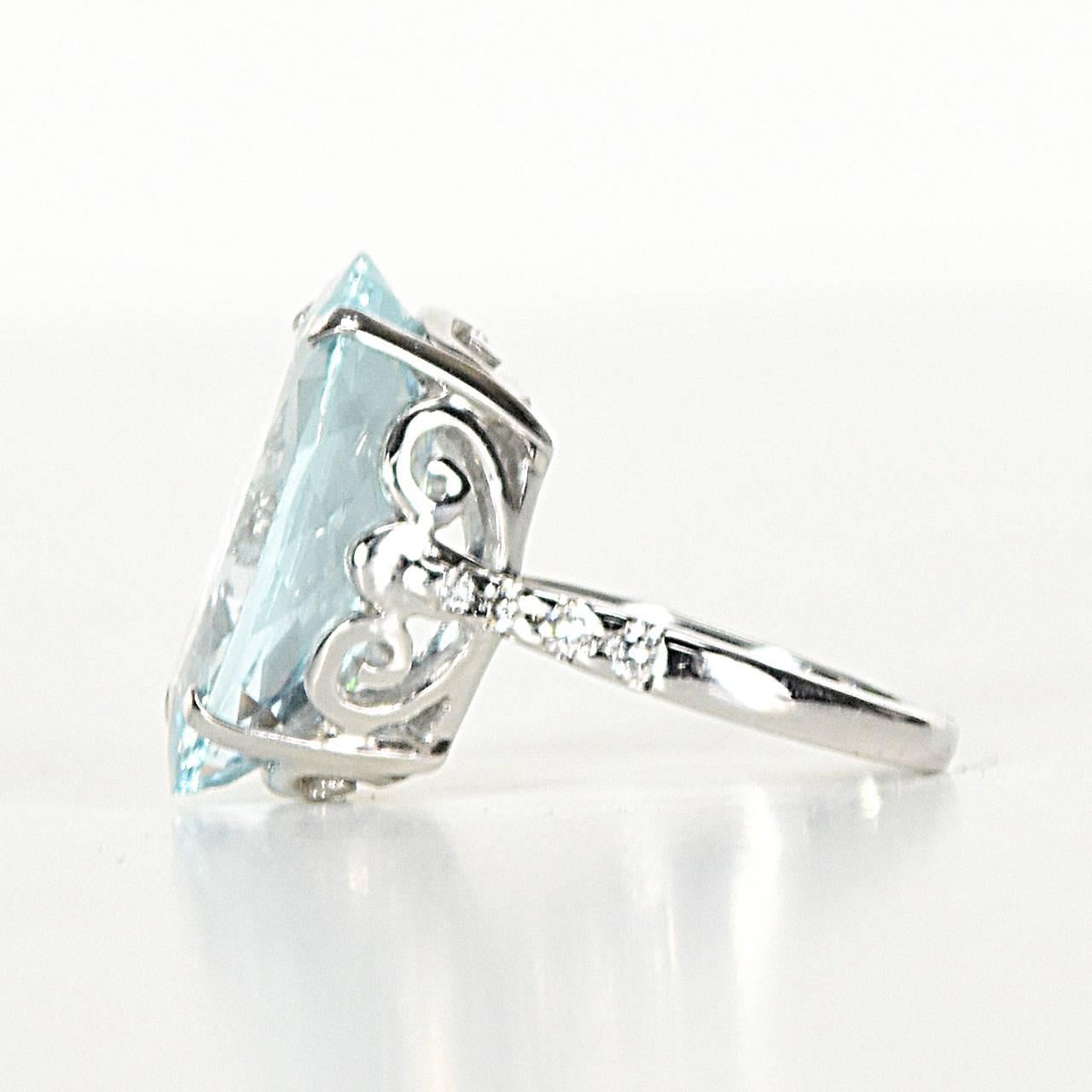 Modern 14 Carat Aquamarine and Diamond Ring set in 18 Carat White Gold