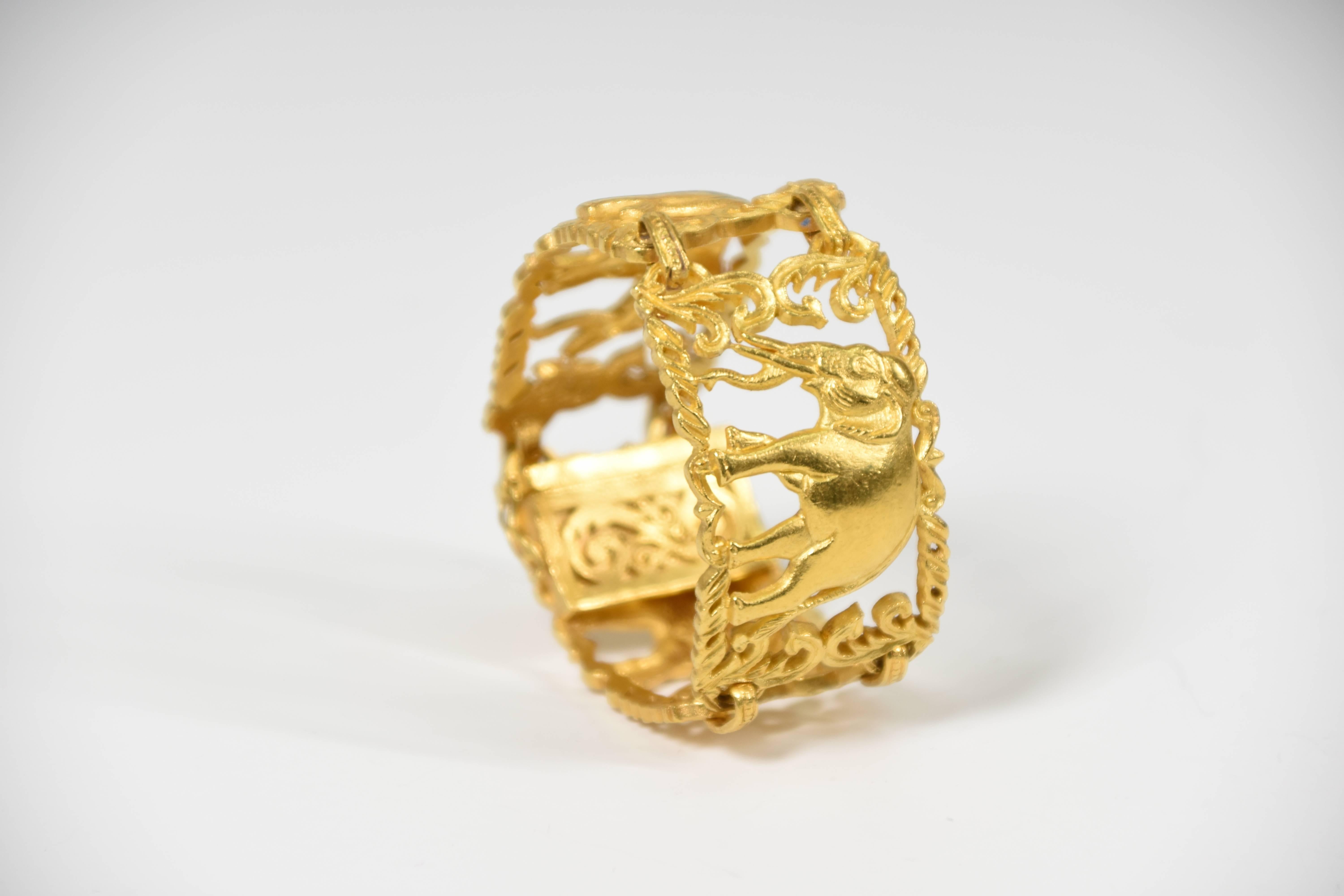 Anglo-Indian Cartier-Style 23 Carat Yellow Gold Cuff Bracelet of Elephants