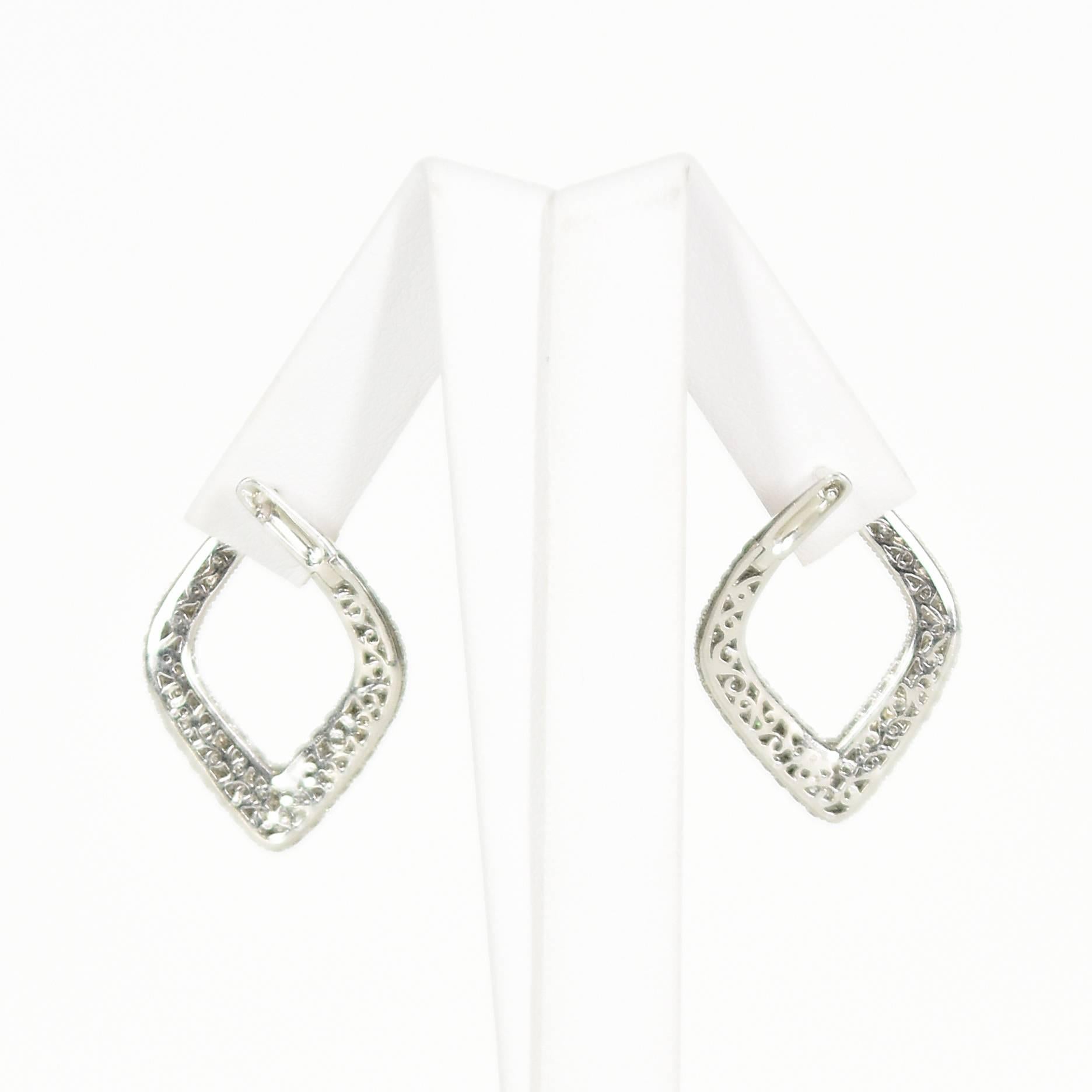 Modernist Triangular Diamond Earrings Set in 18 Carat White Gold For Sale 1