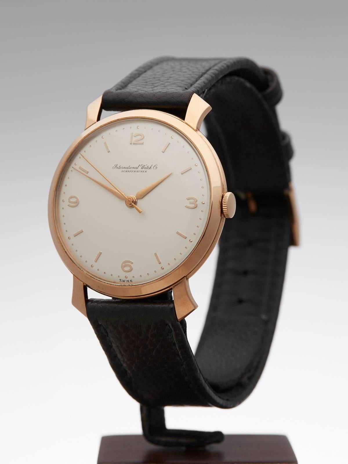 Ref: COM784
Serial: 146****
Condition: 9 - Excellent condition
Age: 1960's
Case Diameter: 36 mm
Case Size: 36mm
Box and Papers: Box Only
Movement: Mechanical Wind
Case: 18k Rose Gold
Dial: White Baton
Bracelet: Black Leather
Strap Length: Adjustable