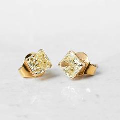 Graff Diamonds Yellow Gold 2.66 Carat Yellow Diamond Stud Earrings