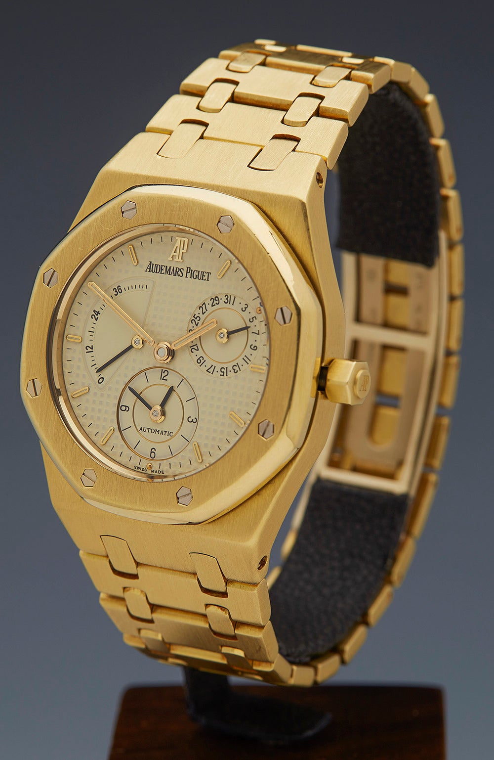 Specifications

Movement: Automatic
Case: 18k Yellow Gold
Case Diameter: 36mm
Dial: Silvered
Bracelet: 18k Yellow Gold
Strap Length: Adjustable up to 17.5cm
Strap Width: At case - 20mm. At Buckle - 16mm
Buckle: 18k Deployment
Glass: