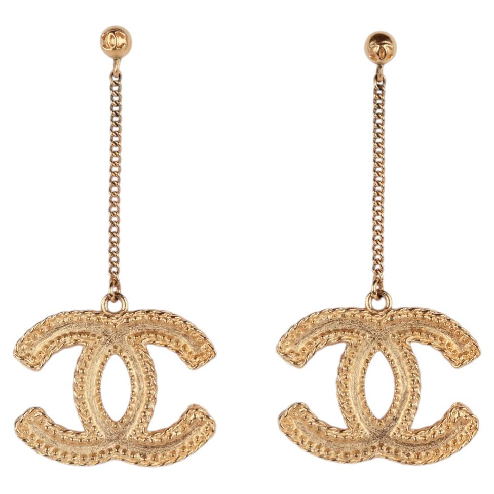 Pendientes de Chanel con forma de «CC» en estilo barroco, en tono dorado mate en venta