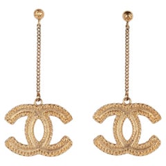 Pendientes de Chanel con forma de «CC» en estilo barroco, en tono dorado mate