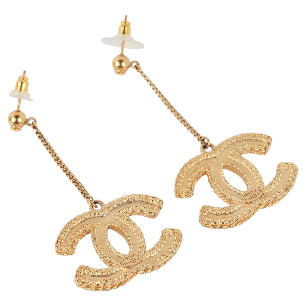 Chanel Matte Gold-Tone Baroque Style CC Drop Earrings For Sale