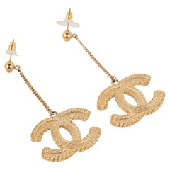 Orecchini pendenti CC Chanel in stile barocco, color oro opaco