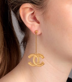 Orecchini pendenti CC Chanel in stile barocco, color oro opaco