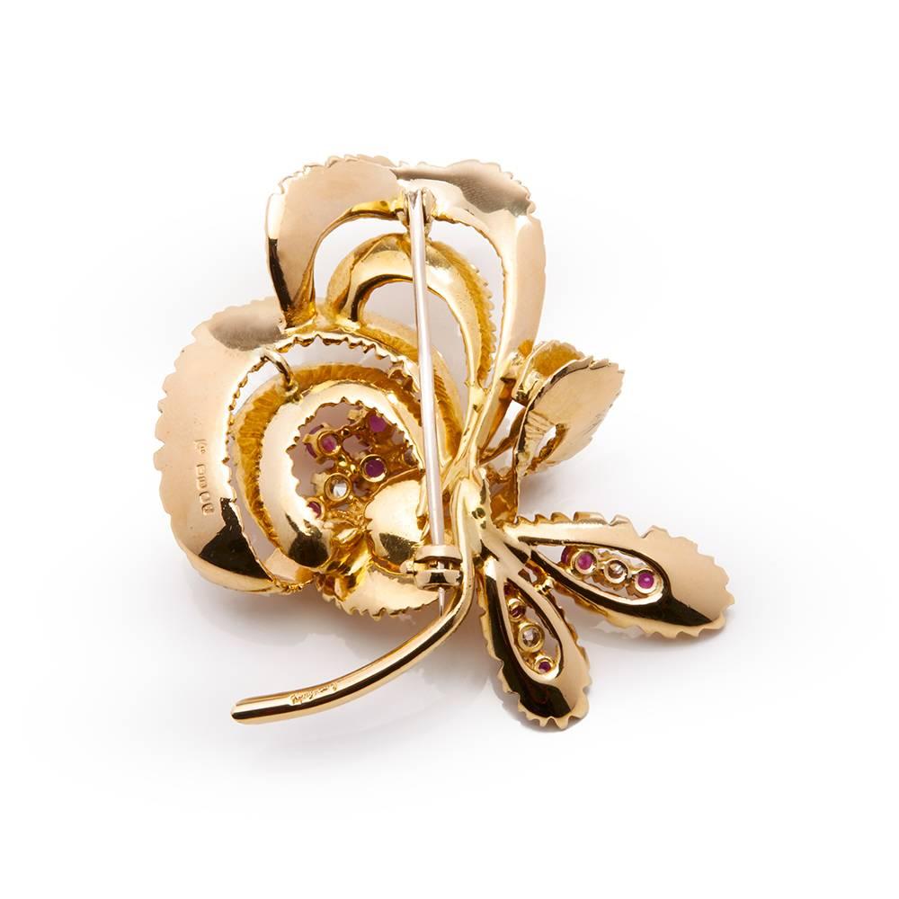 Code: COM1406
Brand: Kutchinsky
Description: 18k Yellow Gold Ruby & Diamond Vintage Brooch
Accompanied With: Papers & Presentation Box
Gender: Ladies
Brooch Length: 5cm
Brooch Width: 3.8cm
Condition: 8
Material: Yellow Gold
Total Weight: 24.48g