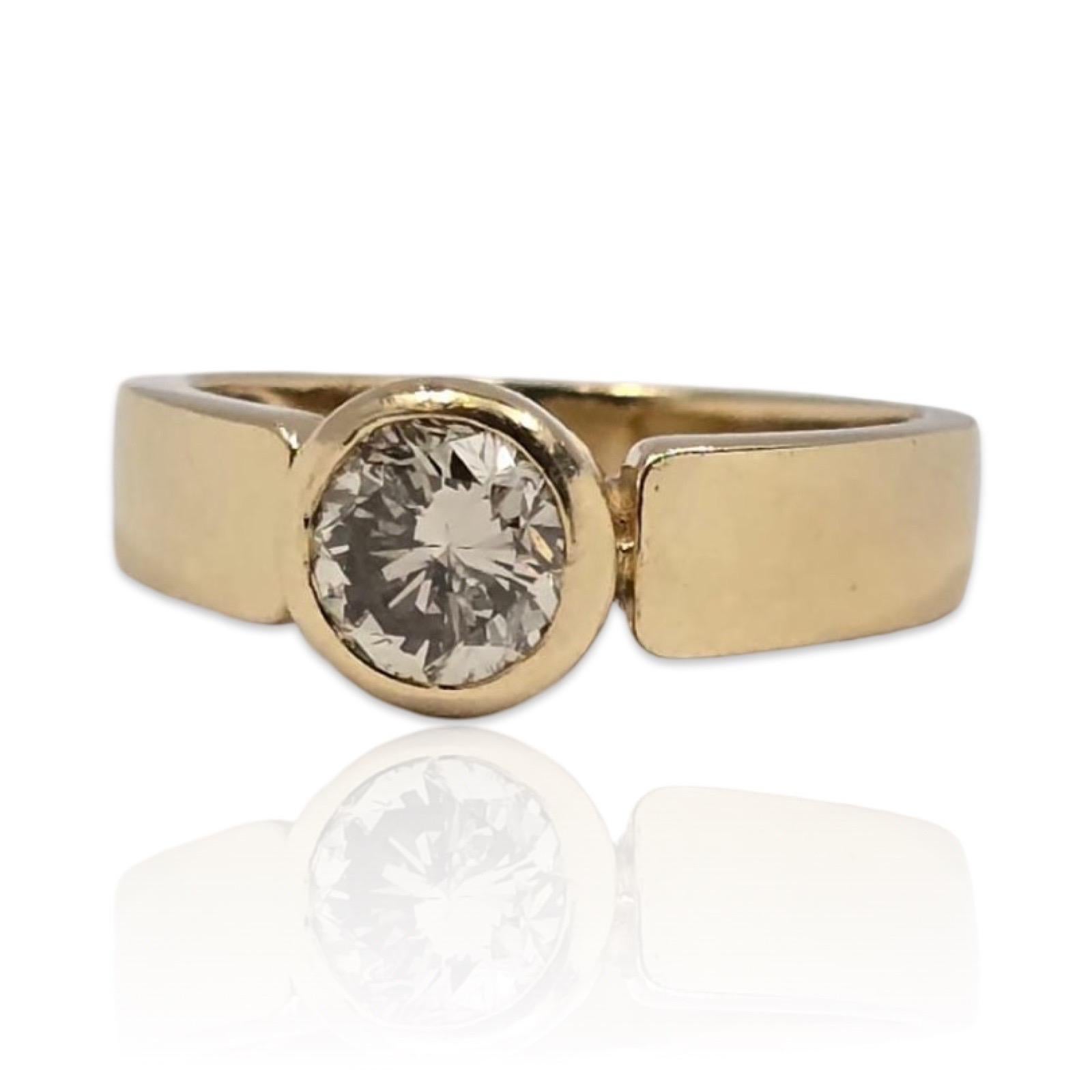 Dal design elegante e minimalista, questo moderno anello in oro giallo 14K presenta un diamante tondo naturale brillante incastonato in una morbida ed elegante tonalità marrone chiaro trasparente. Certificato dal GIA per il colore e l'origine
