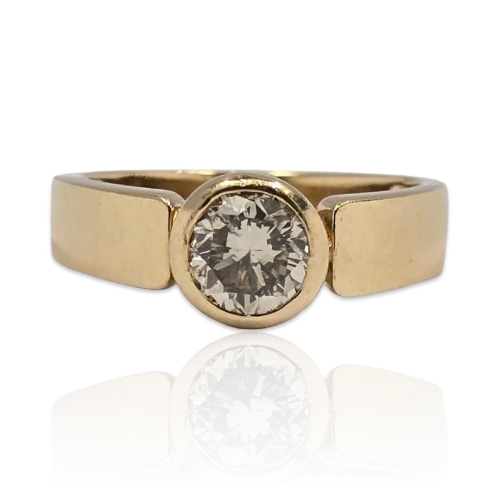 Taglio rotondo Anello moderno con castone in oro 14K e diamante naturale marrone chiaro certificato GIA in vendita