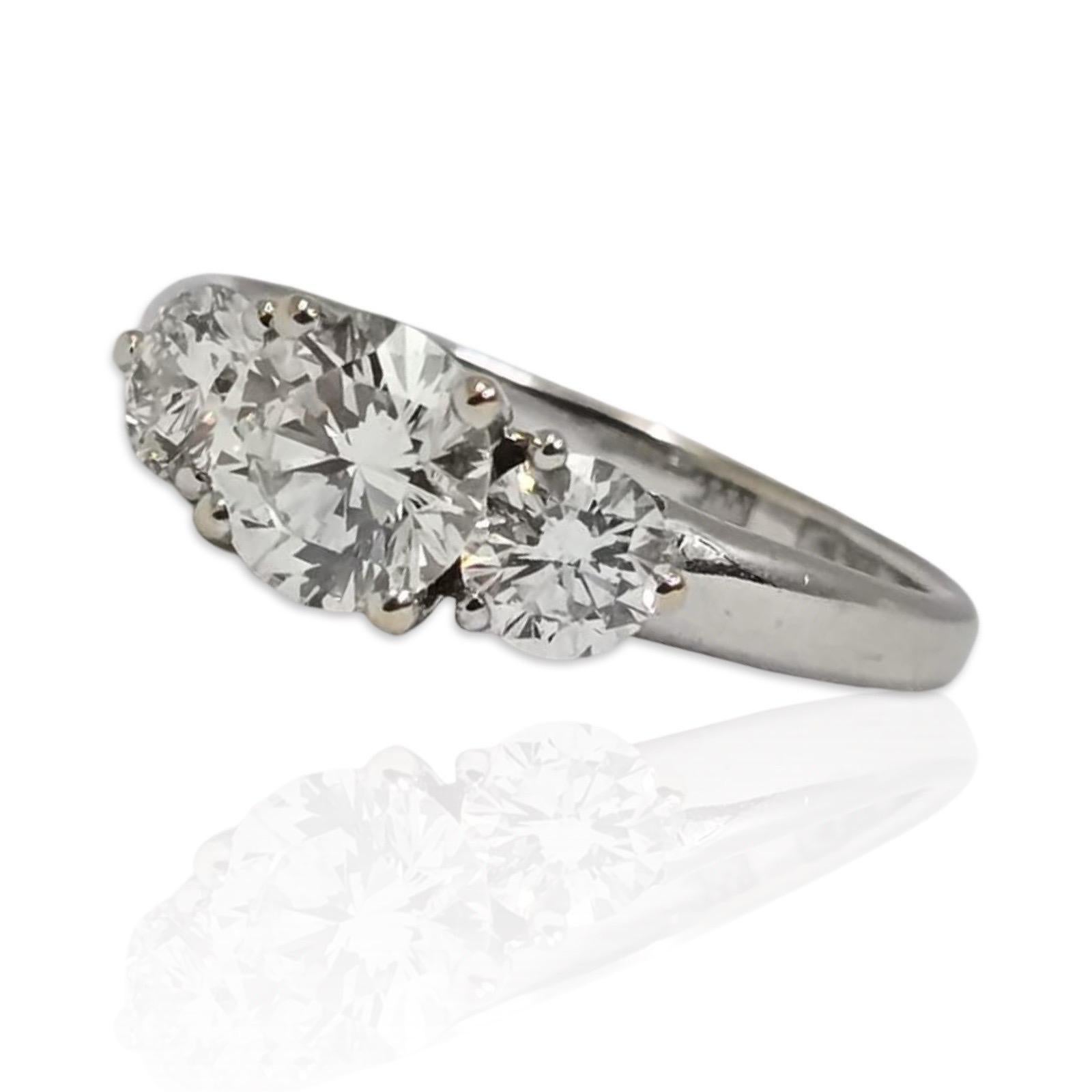 Bague à trois pierres en or blanc 18 carats avec diamants ronds brillants GIA de 1,55 carats Excellent état - En vente à Miami, FL