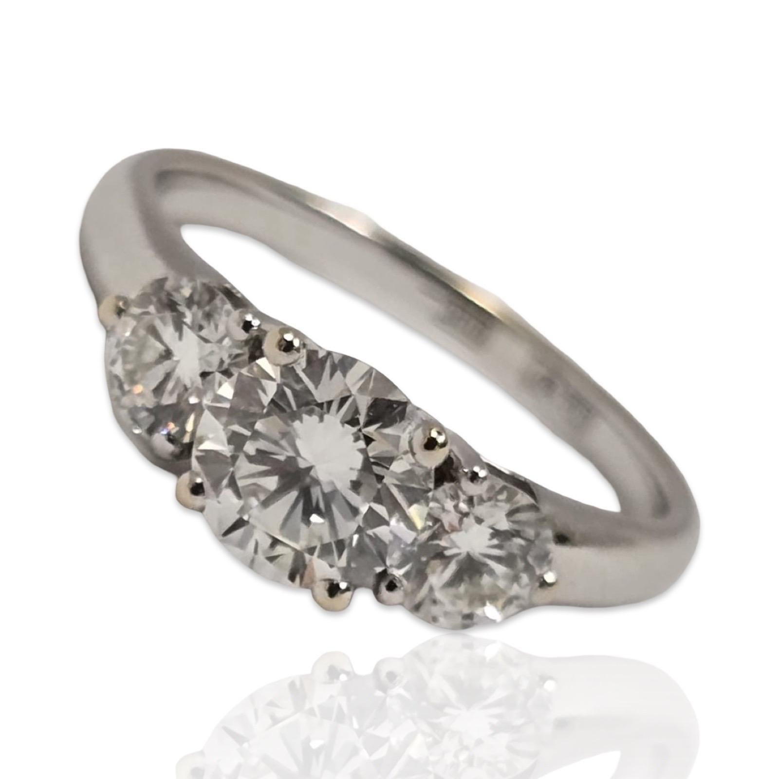 Taille ronde Bague à trois pierres en or blanc 18 carats avec diamants ronds brillants GIA de 1,55 carats en vente
