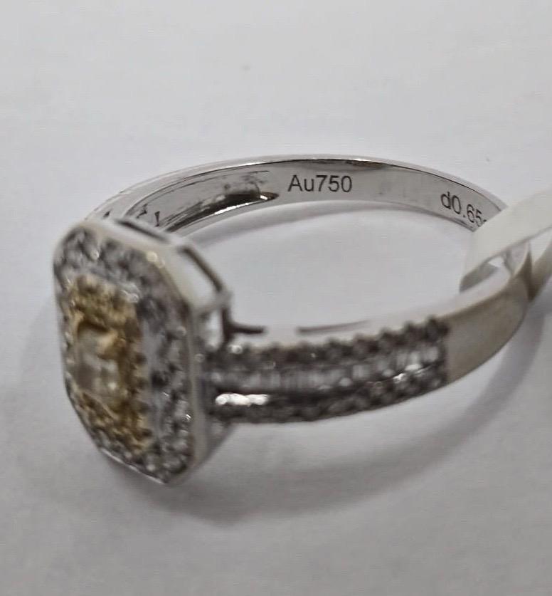 Bague en or blanc 18 carats avec halo de diamants jaunes et blancs, 0,87 ct au total Pour femmes en vente