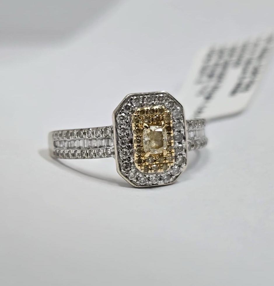 Bague en or blanc 18 carats avec halo de diamants jaunes et blancs, 0,87 ct au total Excellent état - En vente à Miami, FL