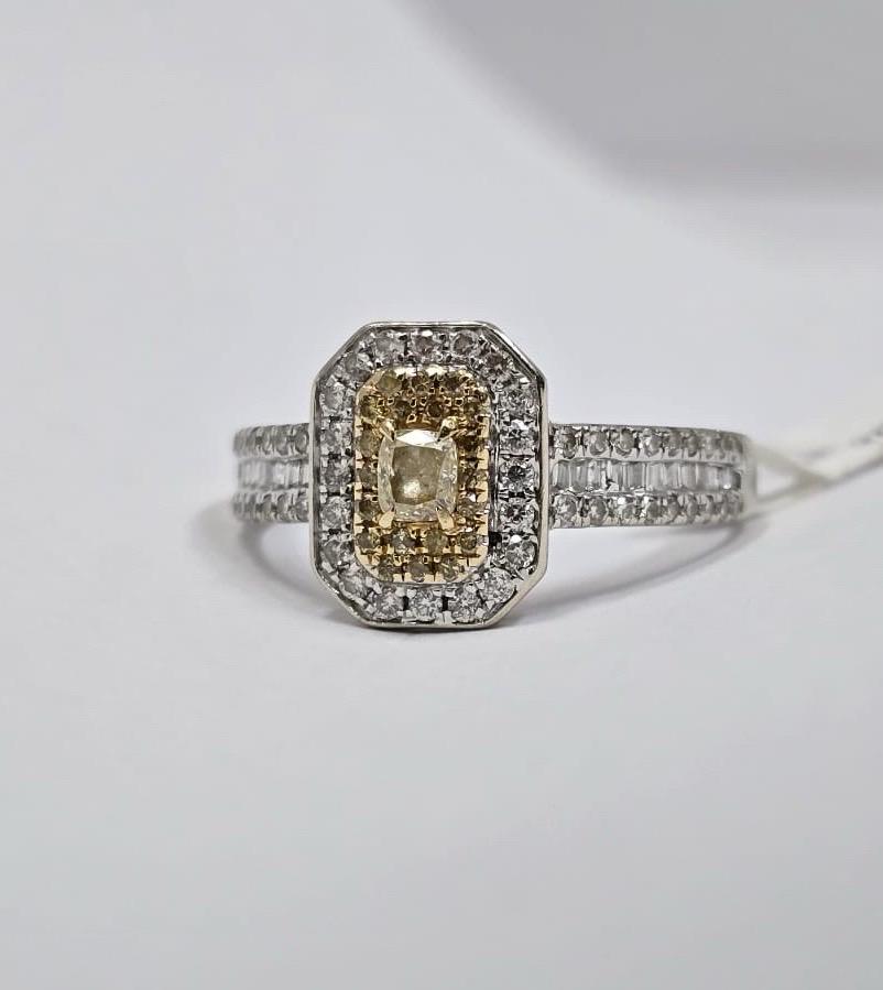Taille coussin Bague en or blanc 18 carats avec halo de diamants jaunes et blancs, 0,87 ct au total en vente