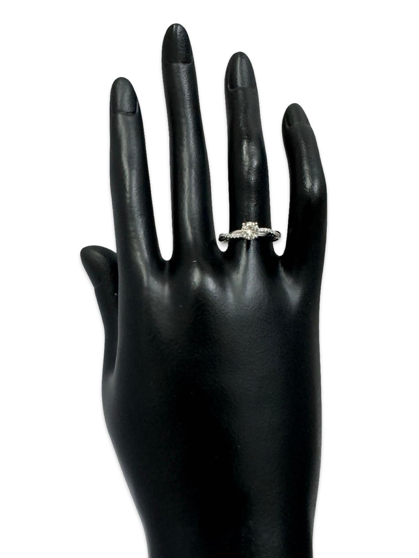 Bague en or blanc 14K certifiée GIA 0.43 carat Fancy Natural Faint Gray Diamond Ring Bon état - En vente à Miami, FL