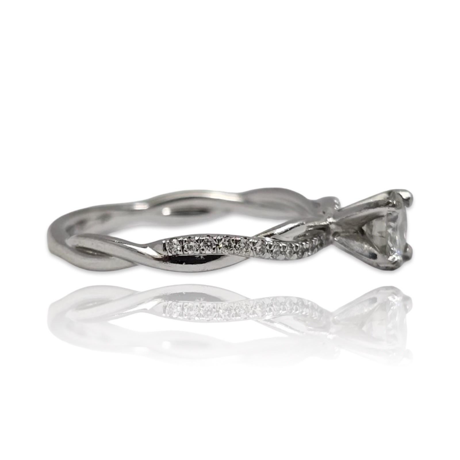 Bague en or blanc 14K certifiée GIA 0.43 carat Fancy Natural Faint Gray Diamond Ring en vente 3