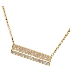 Collier moderne déco en or rose 18K avec barre de diamants 0.66tcw, taille ronde et émeraude