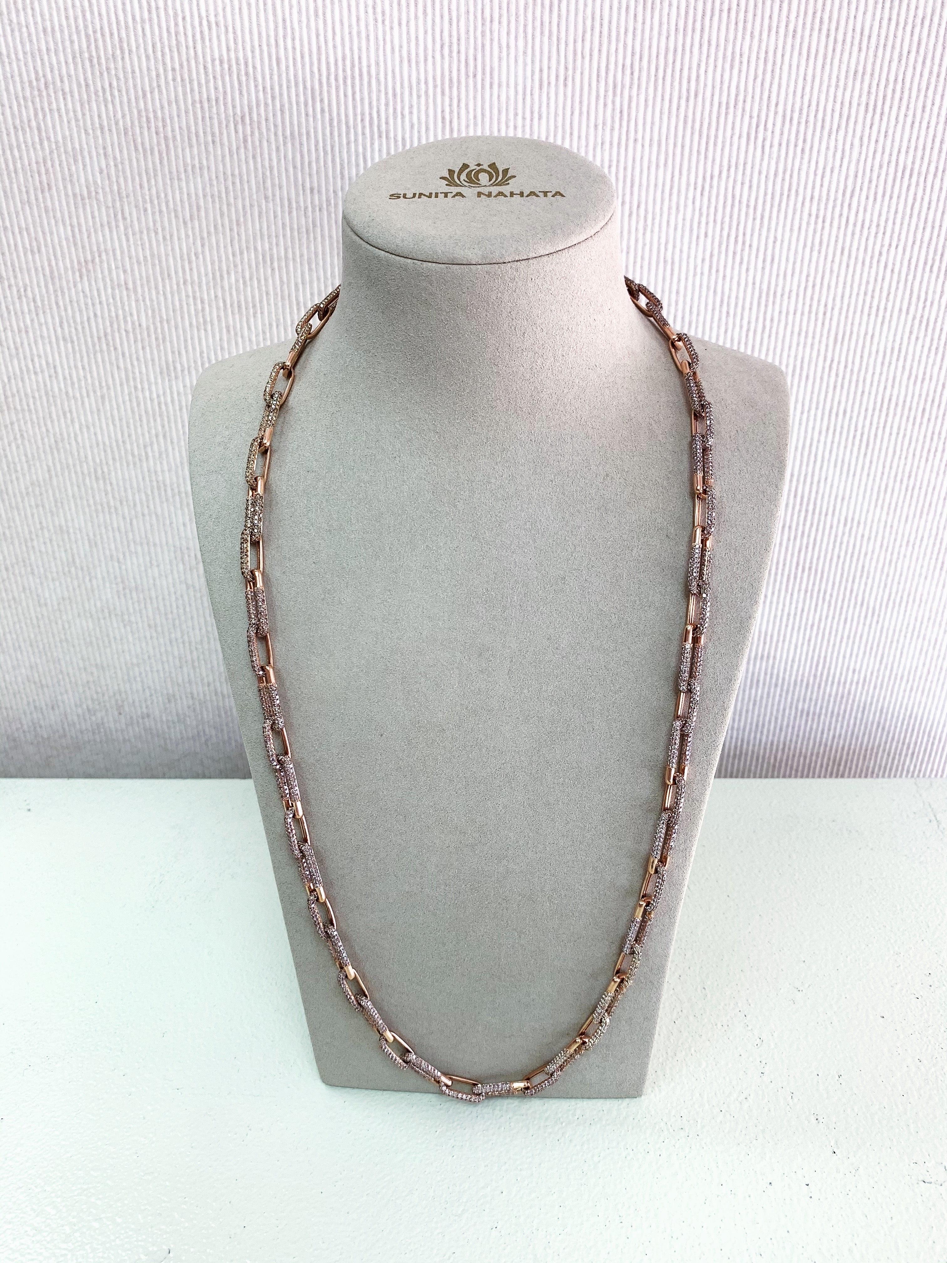 Il s'agit d'un collier moderne à maillons en diamants, très amusant et facile à porter ! Cette pièce peut être drapée comme une chaîne à une seule couche, ou stylisée comme une chaîne à deux couches et un collier ras-de-cou. Son élégance simple en