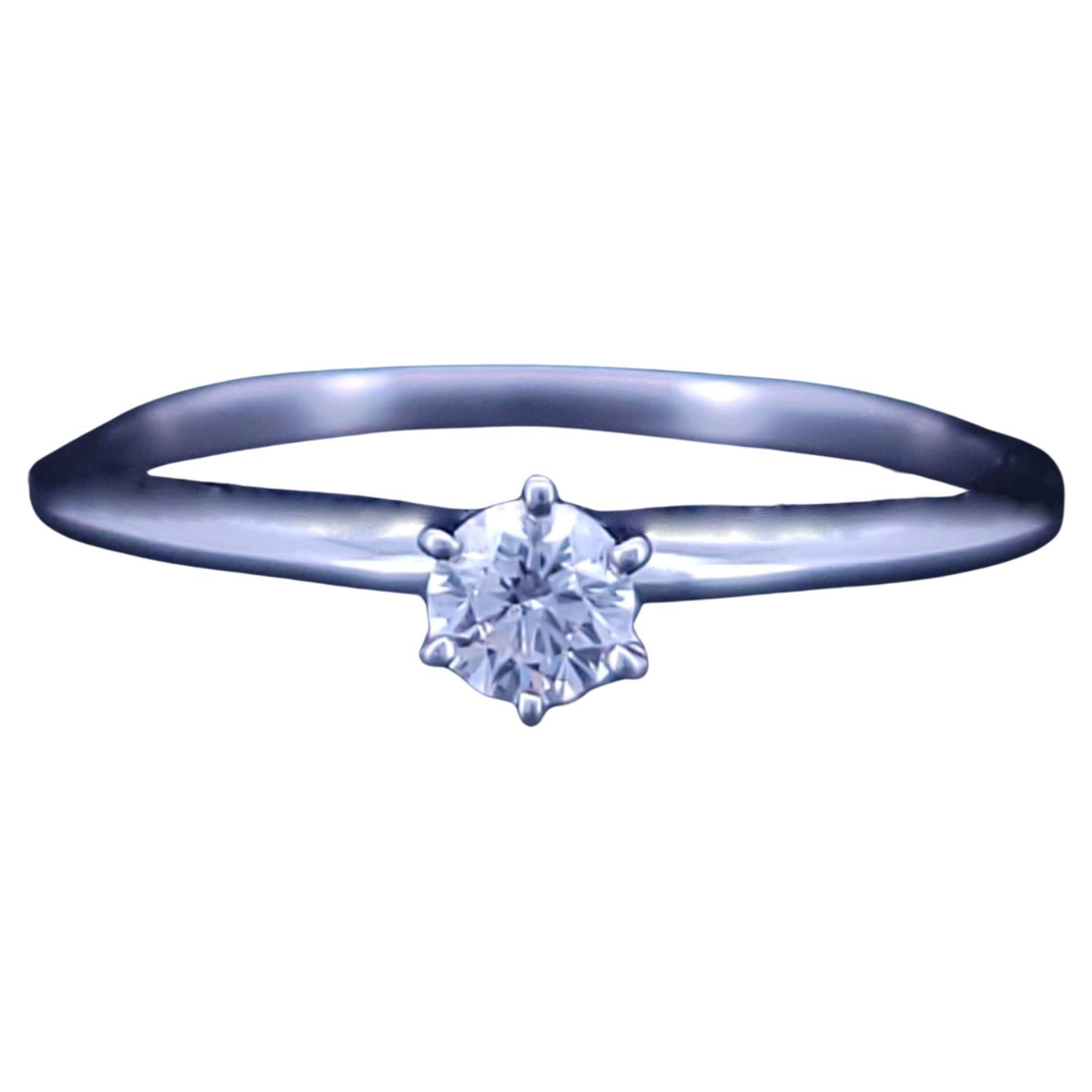 Tiffany
Co. Anello di fidanzamento solitario con diamante in platino .20ct H/Vs1
